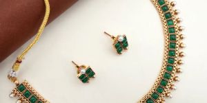 Women Gold Tone Square Kemp Pearl Necklace Set - Green