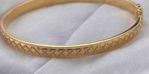 Golden Embrace Openable Golden Bracelet