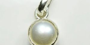 Ladies Designer Pearl White Pendant