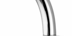 Chrome Plated Brass Sink Cock with Swivel Spout for Wall Mount