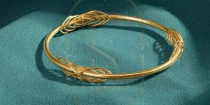 22K Intertwined Radiance Gold Bangle