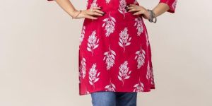 Ladies Pink Floral Printed Straight Kurti