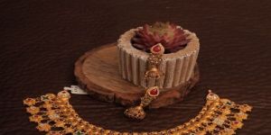 Stone Studded Collar Necklace Set