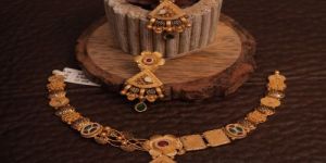 Triangle Floral Pendant Necklace Set