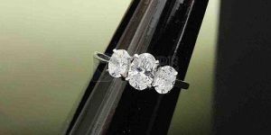 Pretty Three Stone Elegant Oval Cut Moissanite Ring