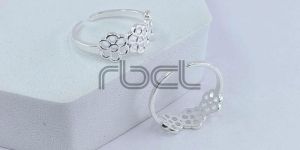 Three Flower Plain Toe Ring