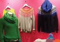WOOLEN TOP