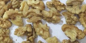 Quarter Walnut Kernels
