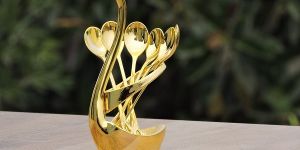 GOLD COLORED SWAN SPOON STAND 6 SPOONS AND a STAND