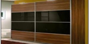 LACQUERED GLASS SLIDING WARDROBE