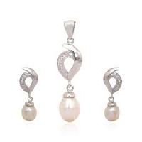 Pearl Drop Pendant Set