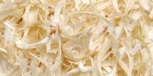 DEHYDRATED WHITE ONION FLAKES.