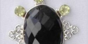 Ladies Beautiful Black Onyx & Peridot Pendant