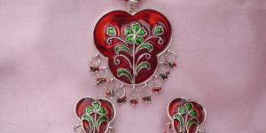 Ladies Red and Green Pendant Beaded Necklace Set