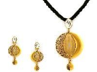 Designer Gold Pendant Set