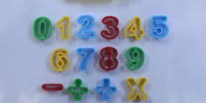 14 Numeric moulds + 1 plastic roller