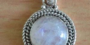 4.5 Gm Rainbow Moonstone Gemstone 925 Sterling Silver Pendant