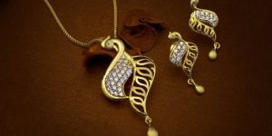 Gold Ladies Chain Pendant Set