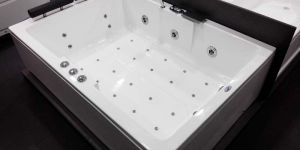 Straight Line Bathtub (make: Italio)