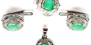 Silver Pendant Set with Precious Stone Emerald